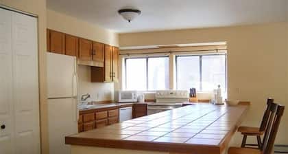 Luxury and location, King & Queen pillow, fireplace, whirlpool tub