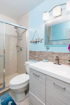 Combined shower/tub, hair dryer, towels, toilet paper - Best Marathon House with Heated Pool and Spa, Boat Dock and Ice Maker (Marathon)