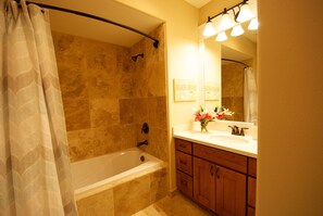 Combined shower/tub, hair dryer, towels, toilet paper - 3, 6 or 12 month options, close to Seattle, dining, shopping-Waterfront beauty (Edmonds)
