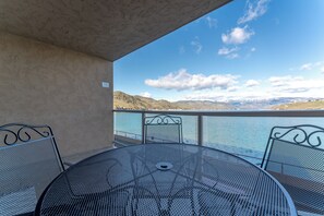 Outdoor dining - Grandview 526 Waterfront condo on Lake Chelan (Chelan)