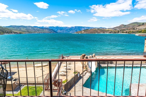 GrandView #300 - Waterfront Suite with 2 Queen beds and lake view!