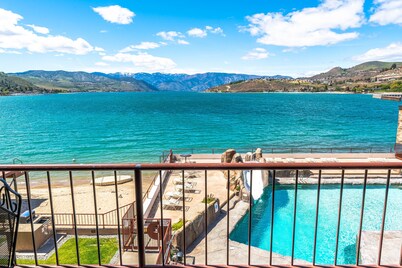 GrandView #300 - Waterfront Suite with 2 Queen beds and lake view!