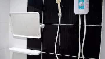 Dusche, kostenlose Toilettenartikel, Handtücher