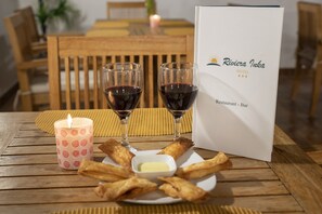 Aperto a colazione, pranzo e cena, cucina locale e internazionale 