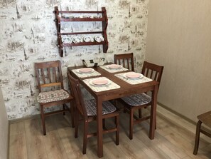 Apartamento superior, 2 habitaciones, vistas a la montaña, en la zona del jardín | Servicio de comidas en la habitación