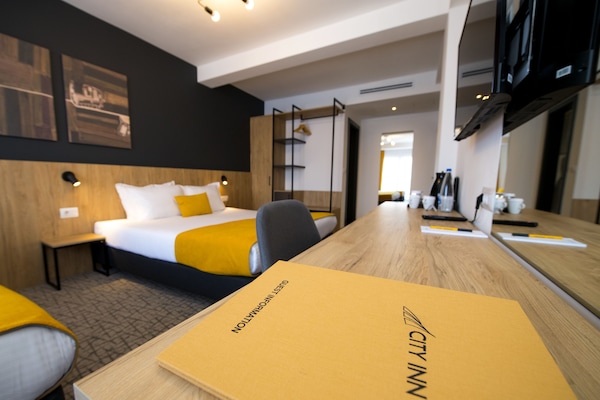 Habitación Deluxe, 1 habitación, vista a la ciudad | 1 habitación, sábanas de algodón egipcio y ropa de cama de alta calidad