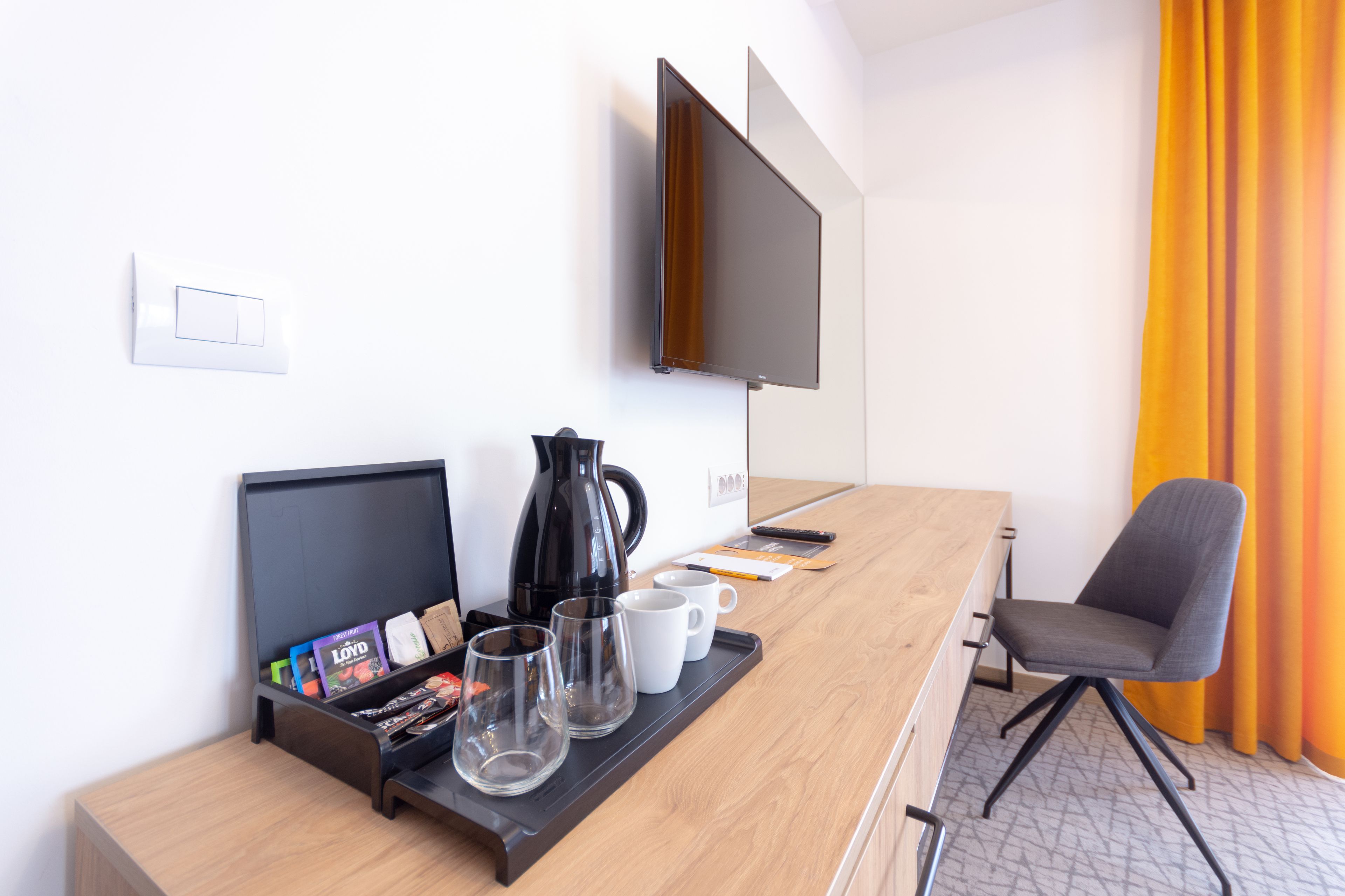 executive suite, 1 bedroom, city view | egyptian cotton sheets, premium bedding, memory-foam beds, minibar