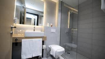 Phòng Deluxe, 1 phòng ngủ, quang cảnh thành phố | Phòng tắm | Buồng tắm vòi sen, đồ dùng nhà tắm thân thiện với môi trường