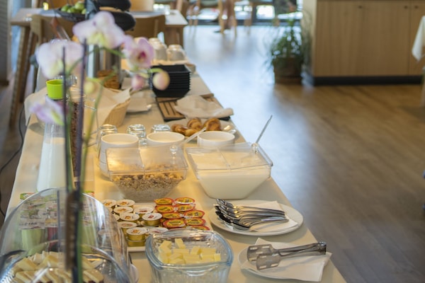 Free daily cooked-to-order breakfast