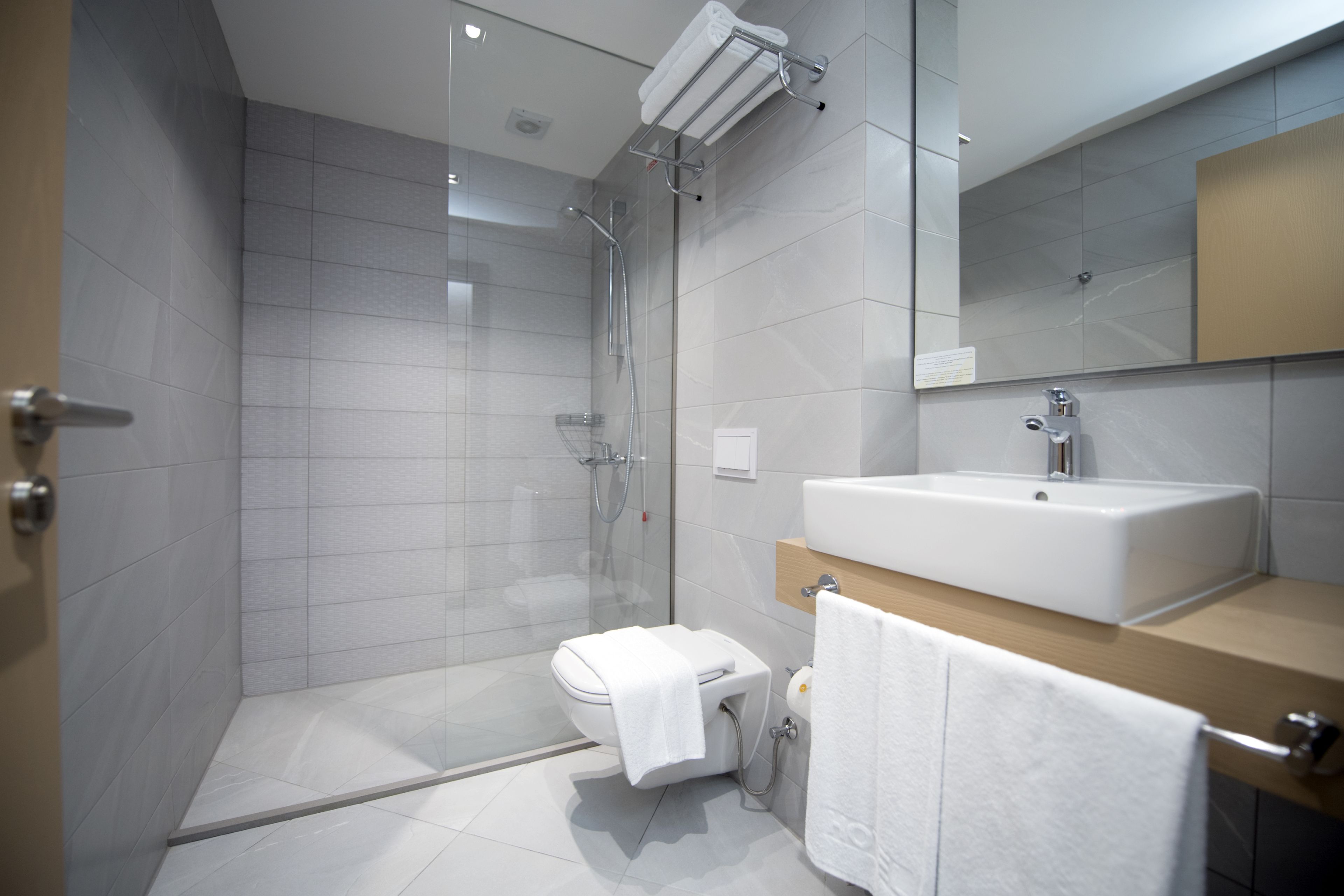 executive suite, 1 bedroom, city view | bathroom | shower, eco-friendly toiletries, hair dryer, slippers