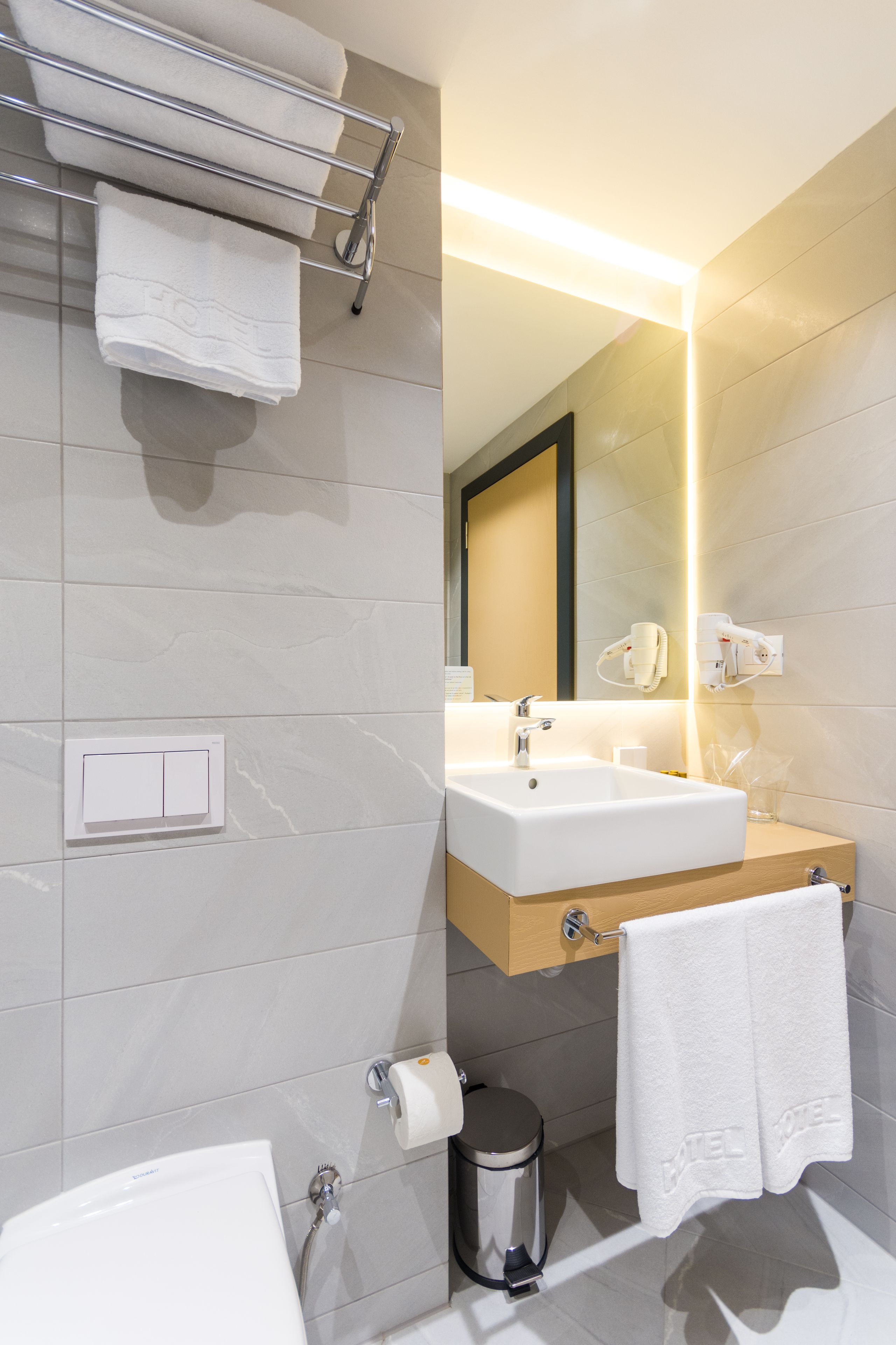 standard room, city view | bathroom | shower, eco-friendly toiletries, hair dryer, slippers