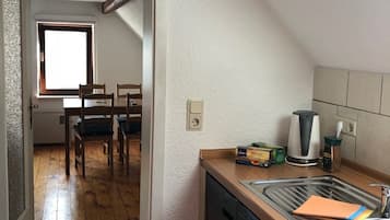 Double Room | Private kitchenette | Fridge, microwave, oven, stovetop