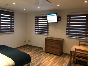 Habitación doble | Caja de seguridad en la habitación, escritorio y insonorización 