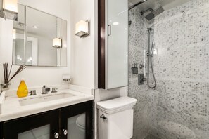 Deluxe Apartment, 2 Bedrooms | Bathroom | Separate bathtub and shower, deep-soaking bathtub, towels - 2 bedroom 2 bath apt in South Beach (Miami Beach)