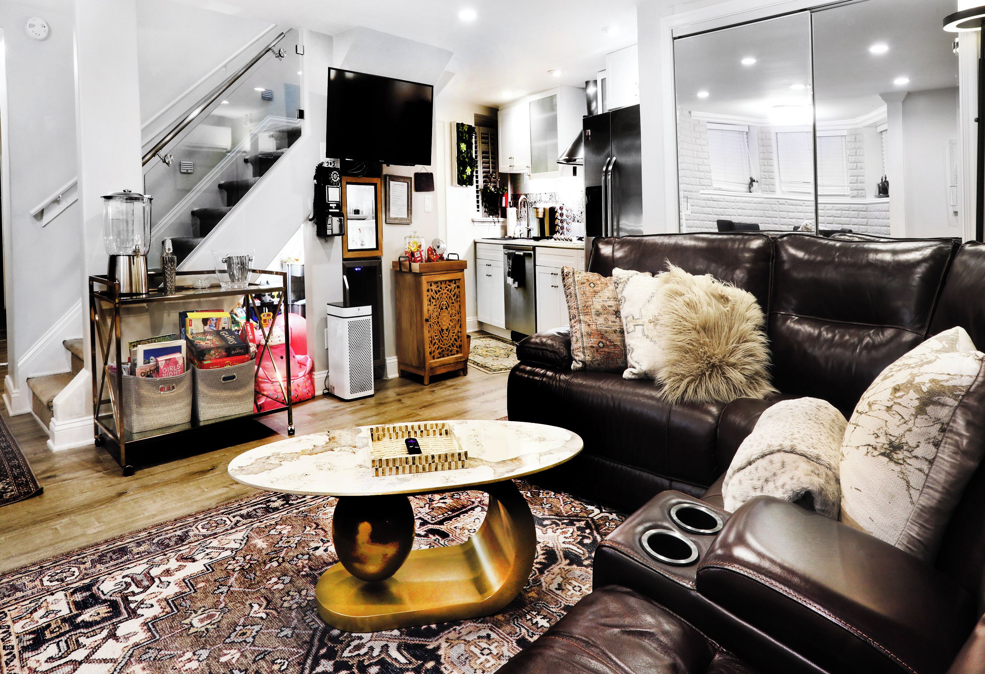 Smart TV, books, stereo