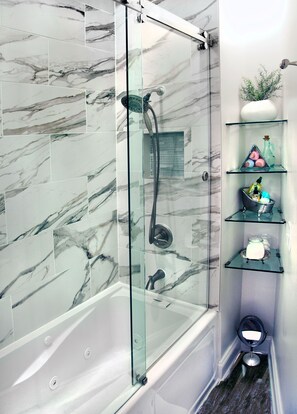Duschwanne, Whirlpool, Haartrockner, Bidet