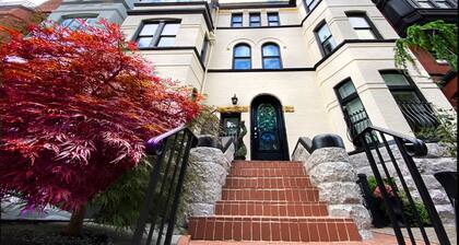 Historiallinen goottilainen Victorian Brownstone -askelmat Valkoiseen taloon ja Georgetowniin