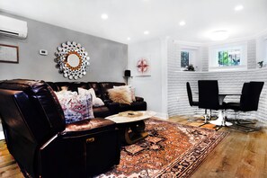 Smart-TV, bøker og stereoanlegg