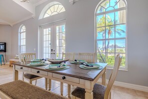 Dining - Waterfront, 4 Bed, 2 Bath, sleep 8, Gulf access, pool, spa, southern exposure (Cape Coral)