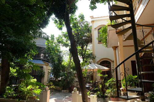 Moon house tropical garden - West side