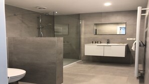 Shower, hair dryer, towels, soap - Luxurious, modern & warm seaside loft with great views (Oostende)
