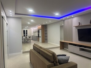 Téléviseur connecté, table de ping-pong