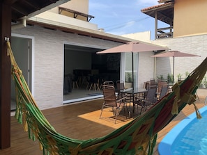 Outdoor dining - Beautiful house with swimming pool 400m from the beach of Campeche. (florianopolis)