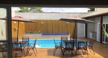 Kaunis talo uima-altaalla 400 metrin päässä rannasta Campeche.