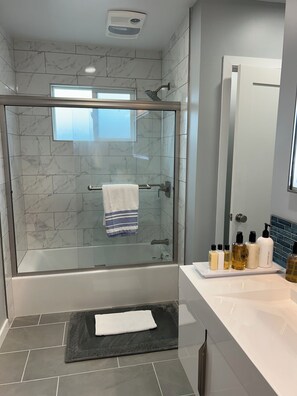 Ducha y bañera combinadas, secador de pelo, toallas y jabón