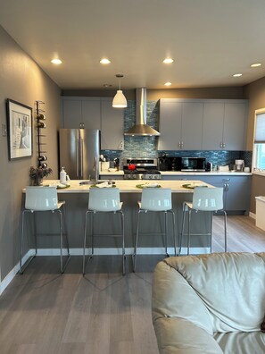 Geladeira, micro-ondas, fogão, cooktop