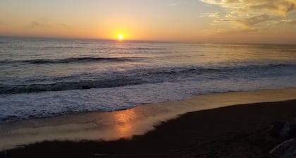 Linda cabaña mejorada a 1/2 cuadra de la playa y Short Drive a Silicone Valley