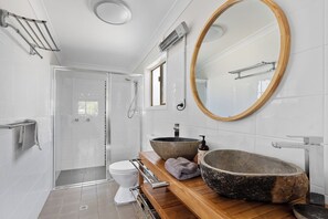 Shower, jetted bath, hair dryer, towels - GRon - On the water of  St Georges Basin great for water sports WIFI (St Georges Basin)