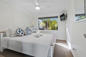 2 bedrooms, iron/ironing board, travel cot, WiFi - GRon - On the water of  St Georges Basin great for water sports WIFI (St Georges Basin)