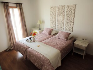 2 habitaciones, escritorio y tabla de planchar con plancha