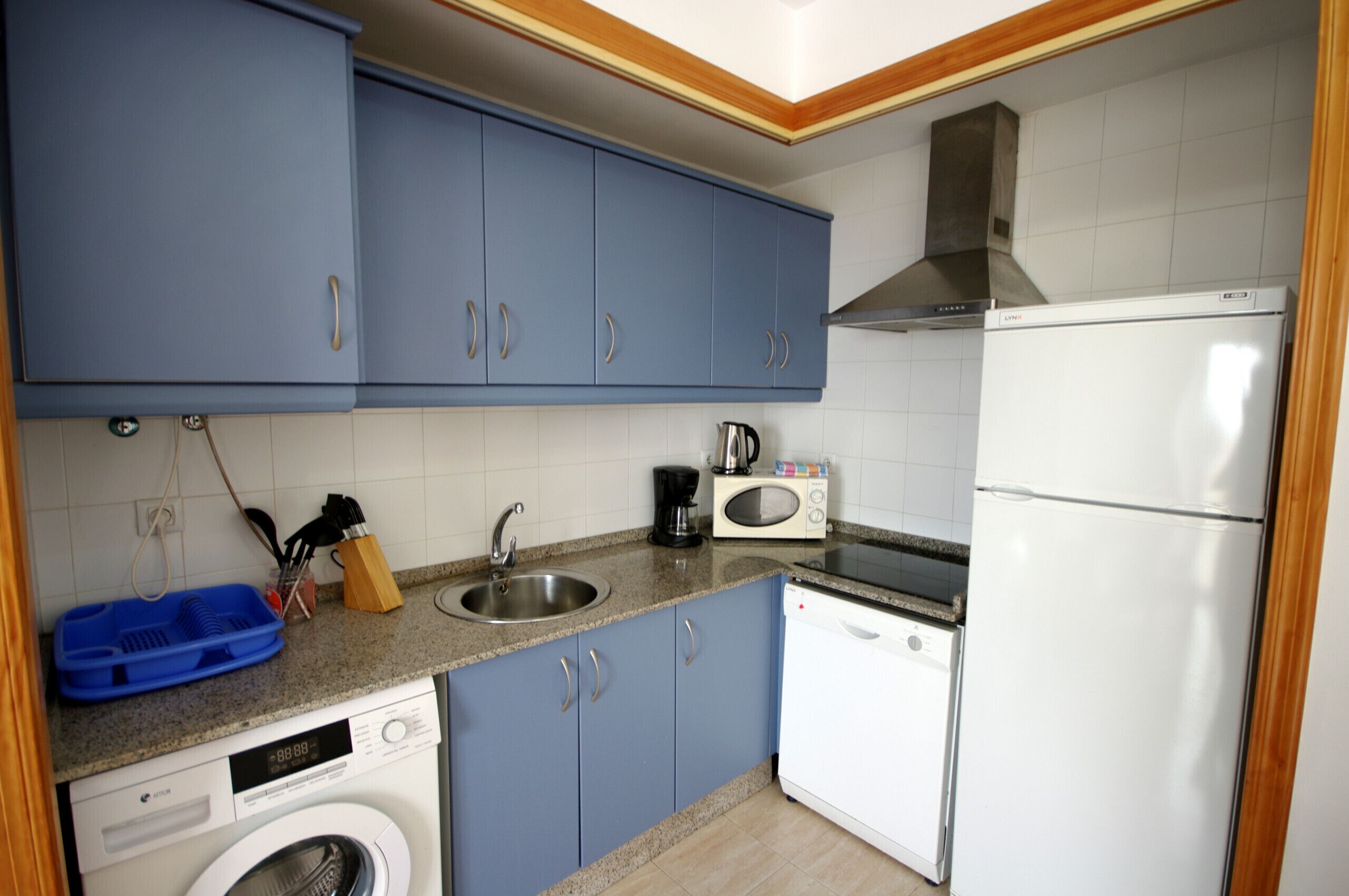 Jääkaappi, mikroaaltouuni, kahvin-/teenkeitin, vedenkeitin