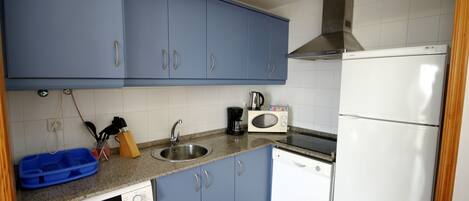 Jääkaappi, mikroaaltouuni, kahvin-/teenkeitin, vedenkeitin