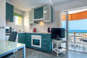 Fridge, microwave, oven, coffee/tea maker