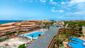 Un complexe hôtelier doté de plusieurs piscines, d’une plage et offrant une vue sur la mer.