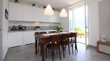 Kühlschrank, Mikrowelle, Herdplatte, Geschirrspüler