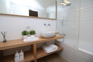 Duschwanne, Haartrockner, Bidet, Handtücher