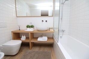 Combined shower/bathtub, hair dryer, bidet, towels