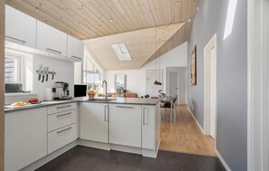 ثلاجة، فرن، موقد طهي مسطح، غسالة أطباق