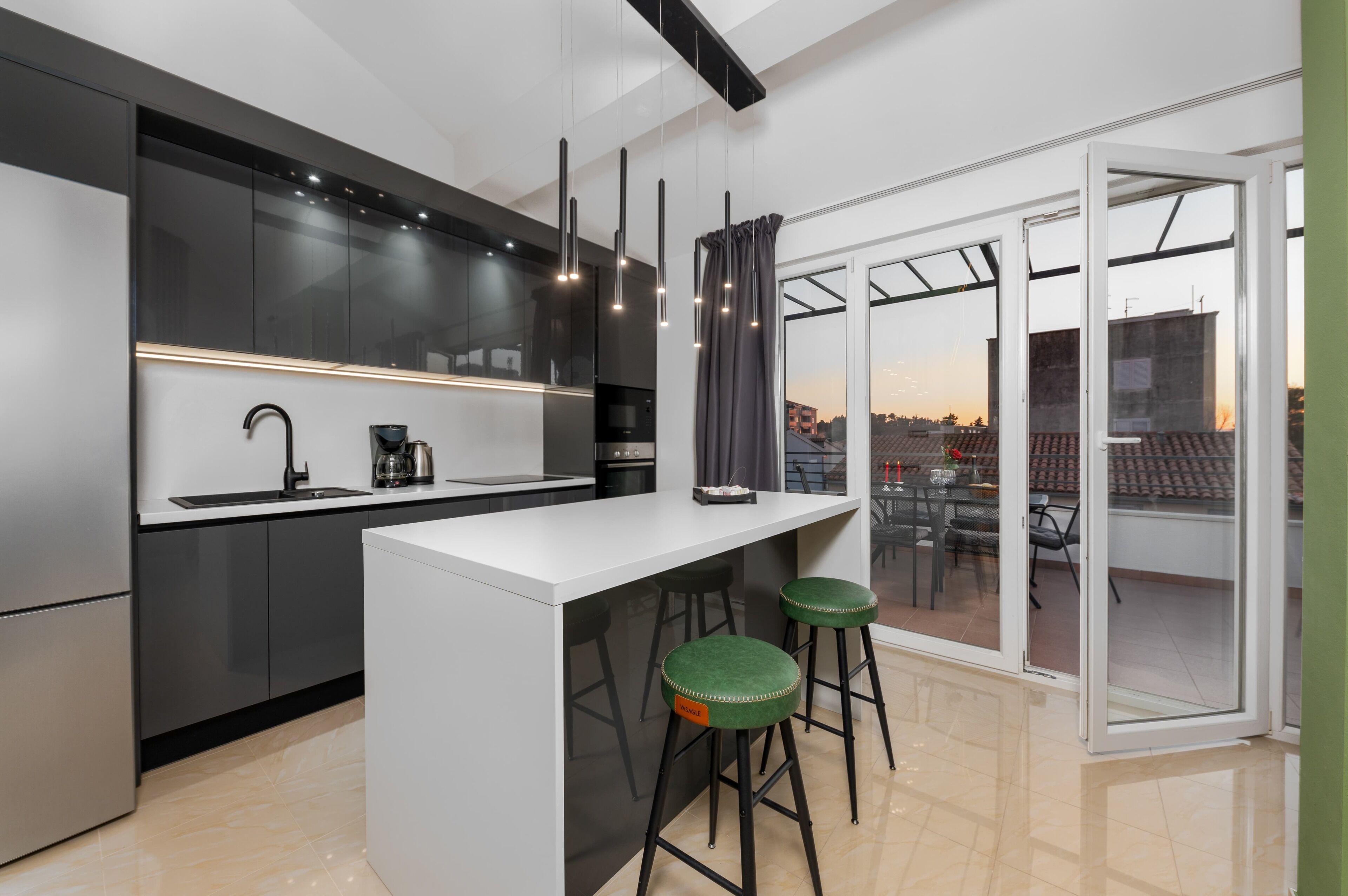 Kühlschrank, Mikrowelle, Ofen, Herdplatte