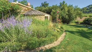 Property grounds - Luxurious home in Malaucene (Malaucene)