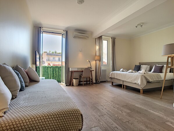 2 bedrooms, in-room safe, iron/ironing board