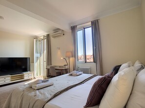 2 bedrooms, in-room safe, iron/ironing board