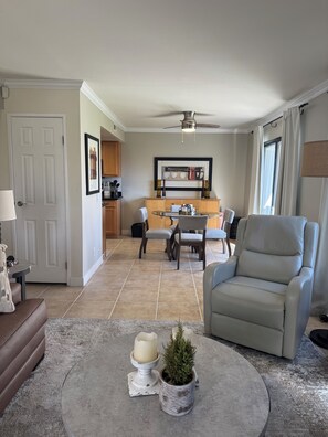 Smart TV, chimenea, libros y impresora 