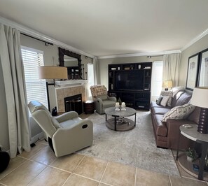 Smart TV, chimenea, libros y impresora 