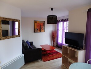 Télévision, lecteur de DVD, chaîne hi-fi