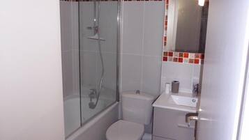 Ensemble douche/baignoire, sĂšche-cheveux, serviettes fournies, savon